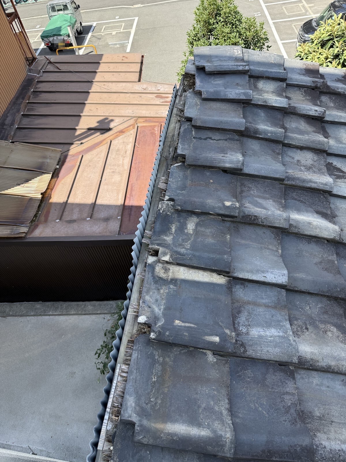 強風で棟板金がめくれ、下地が剥き出しになった片流れ屋根の施工前