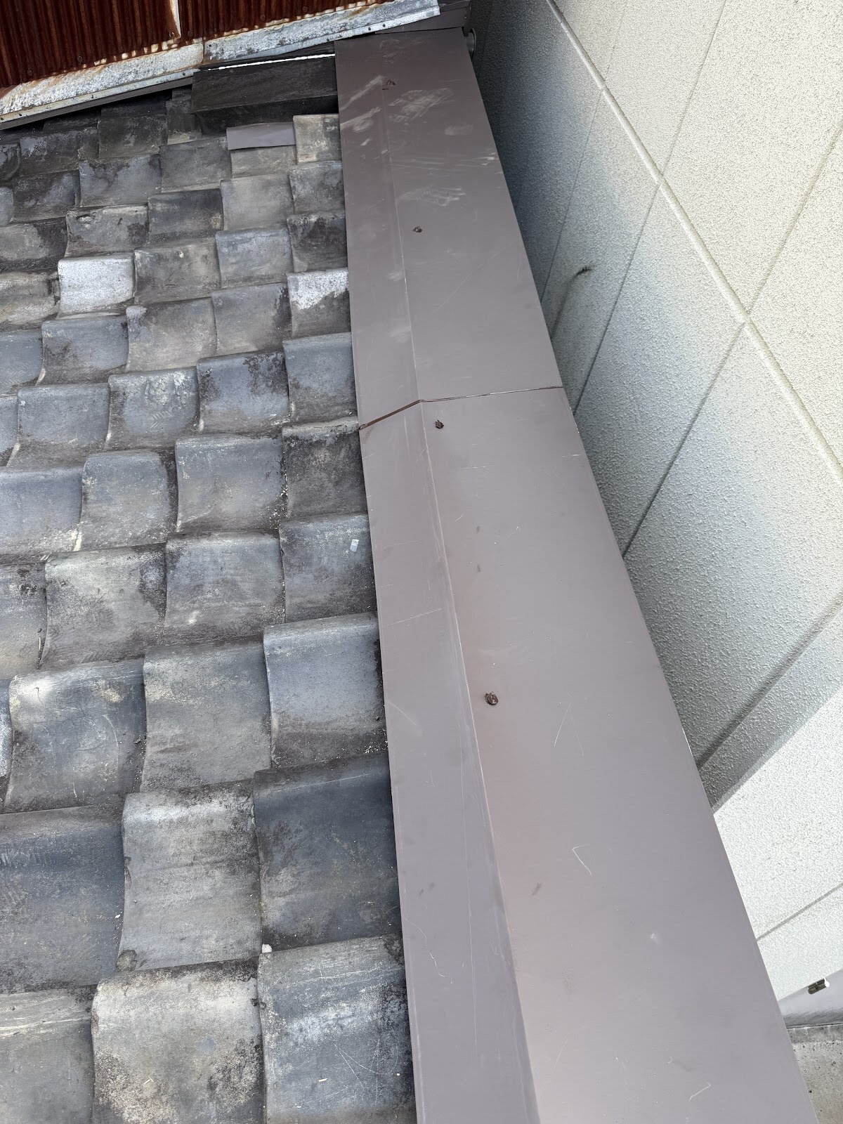 下地が露出していた部分に新しい棟板金を被せた施工後