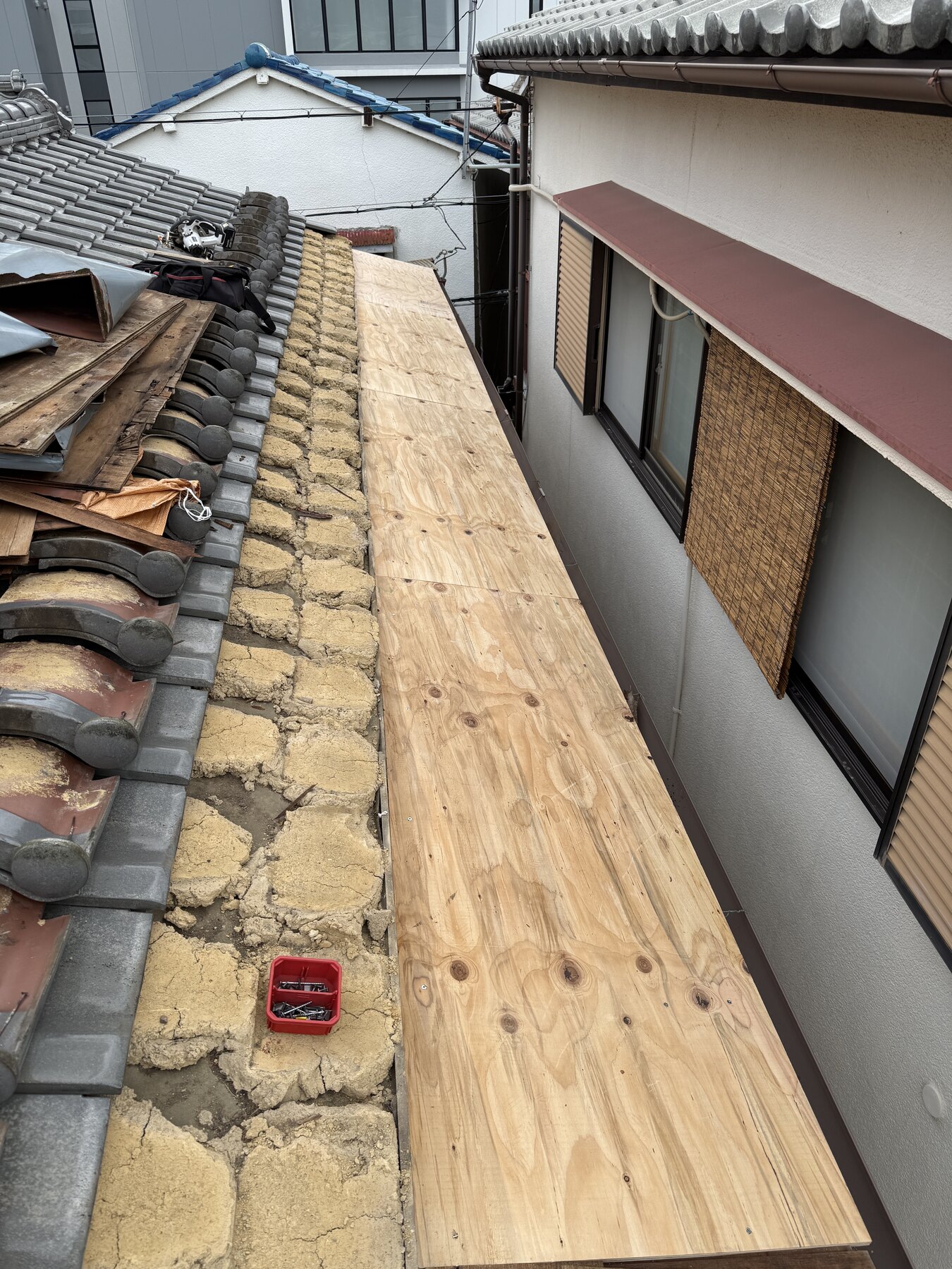 屋根に新しい構造用合板を張った施工中