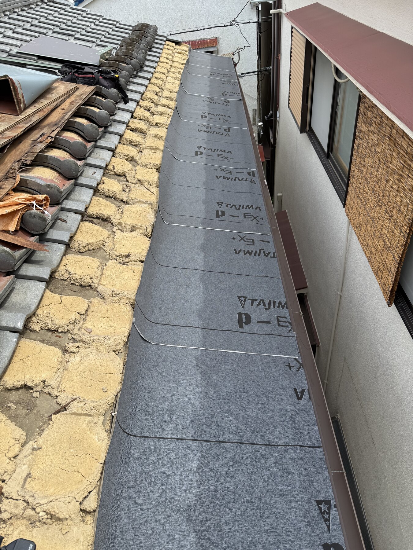 構造用合板の上にゴムアスルーフィングを張った屋根