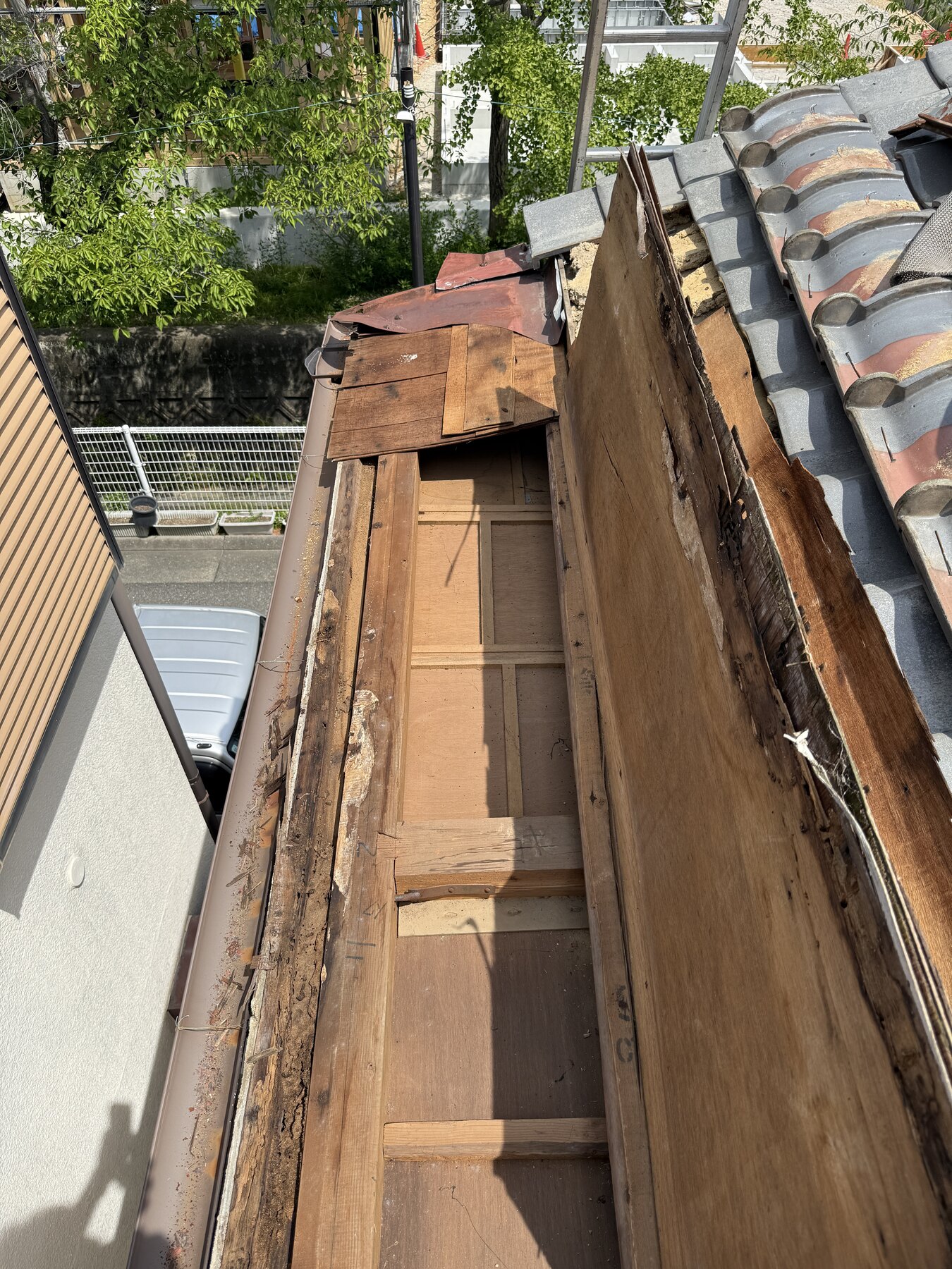 既存トタンと傷んだベニヤ板を撤去した屋根下地